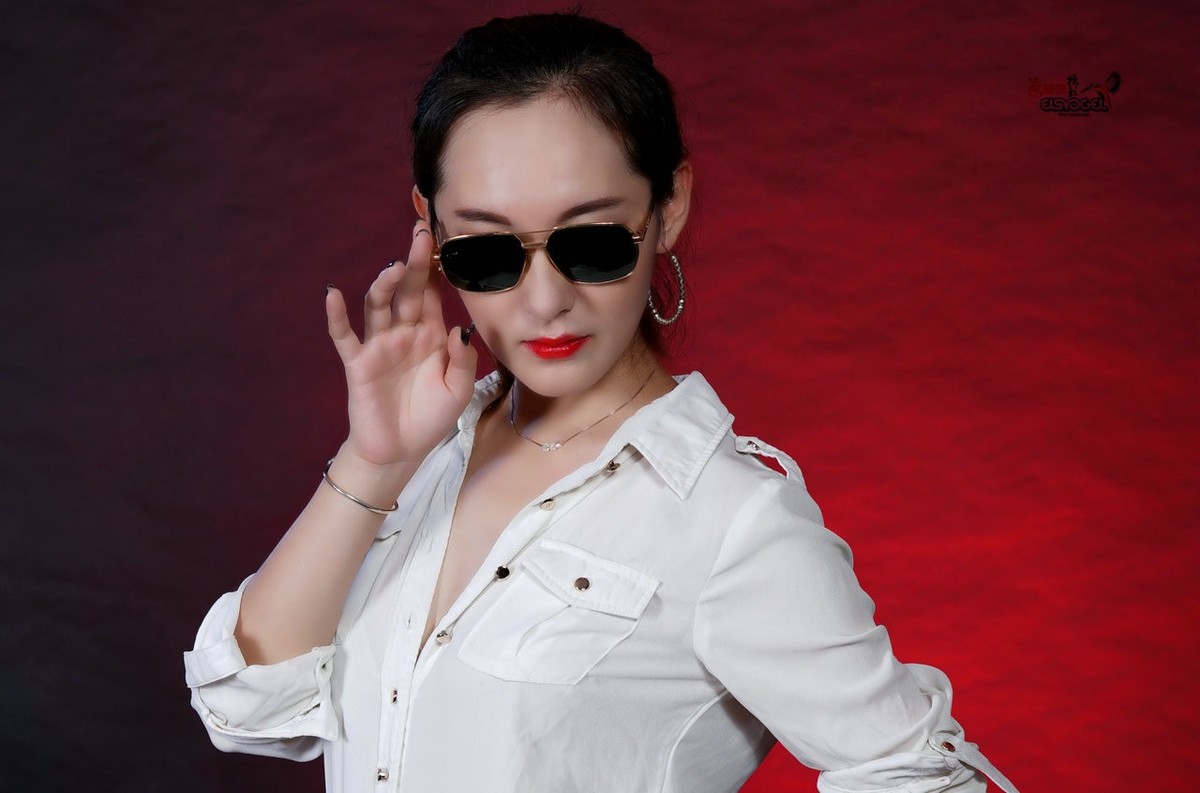 【男人装·酷女】---侯敏