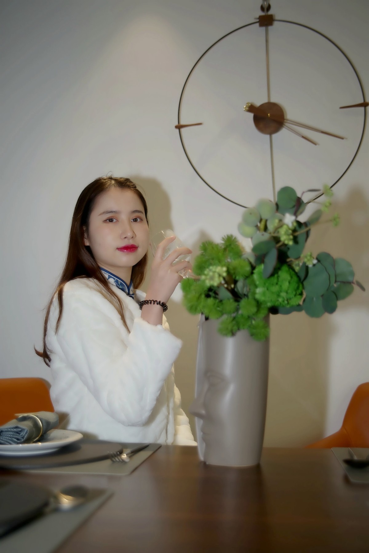 环境人像外拍---样板房的漂亮女孩！