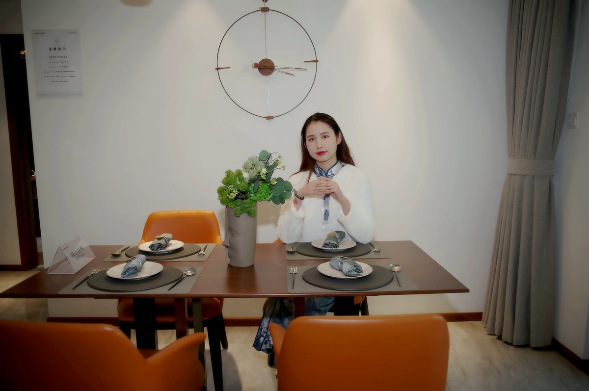 环境人像外拍---样板房的漂亮女孩！