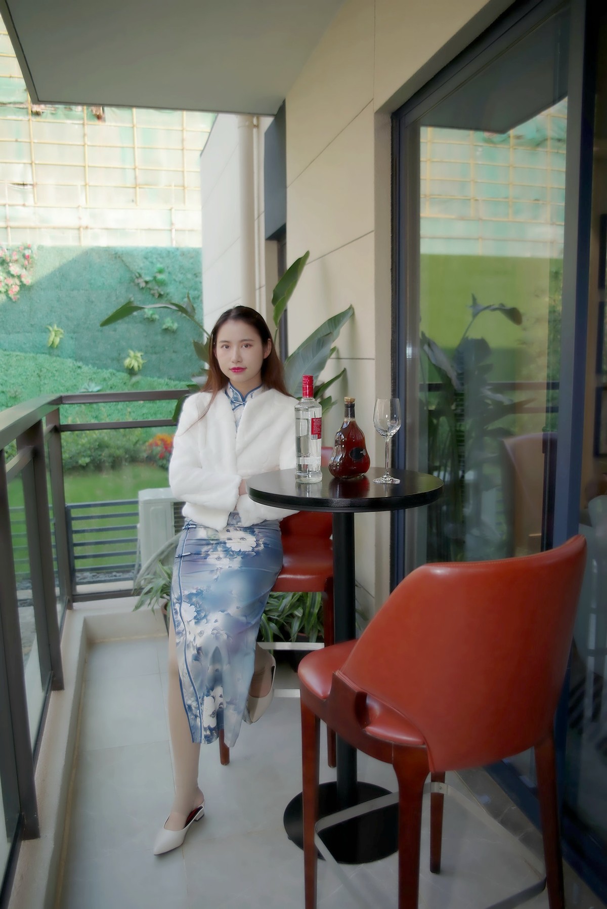 环境人像外拍---样板房的漂亮女孩！