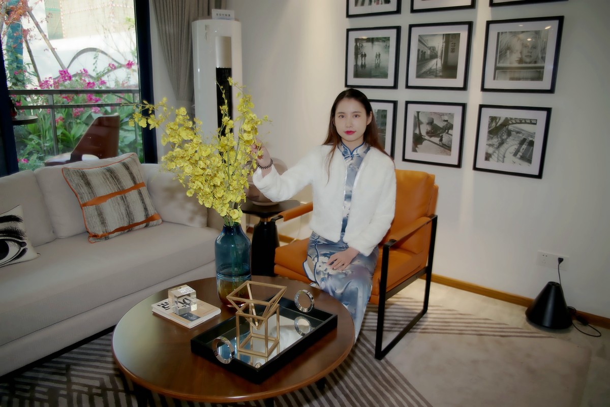 环境人像外拍---样板房的漂亮女孩！