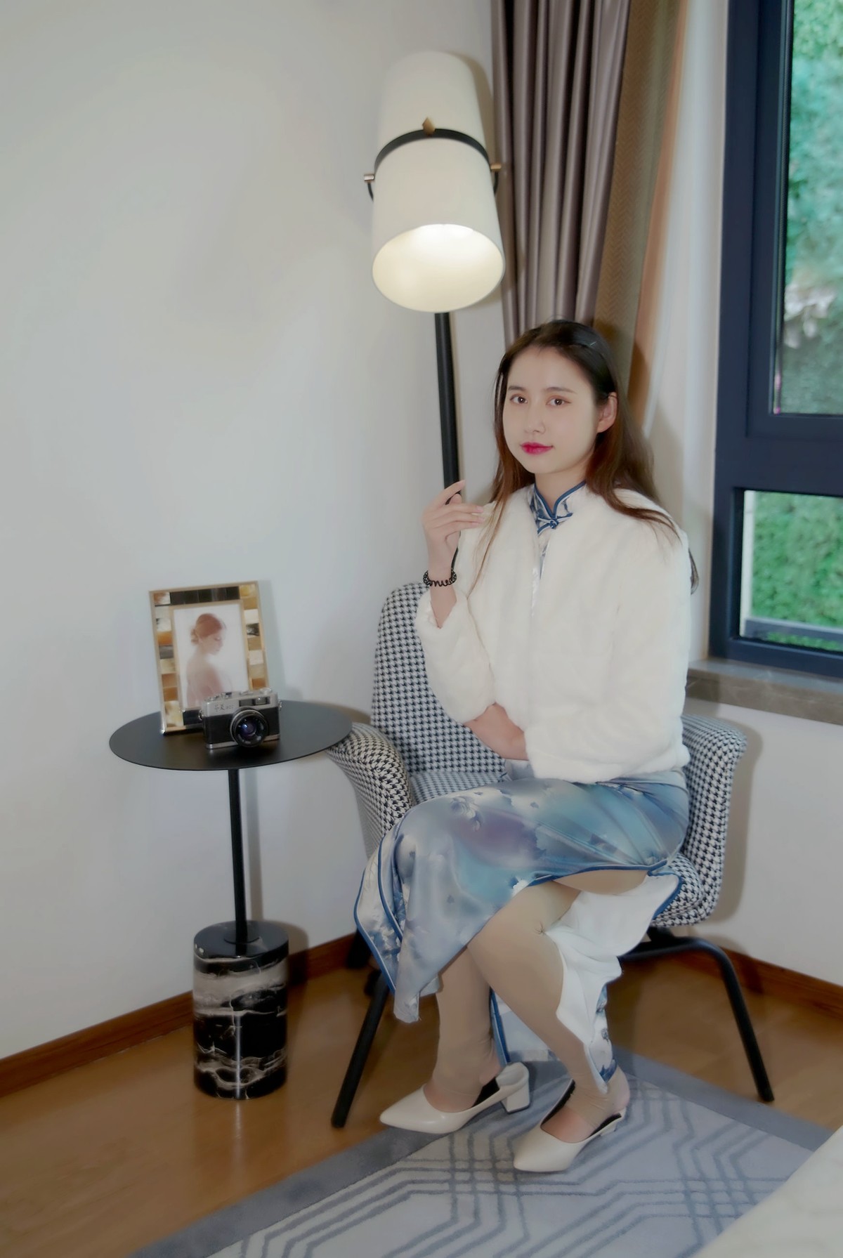 环境人像外拍---样板房的漂亮女孩！