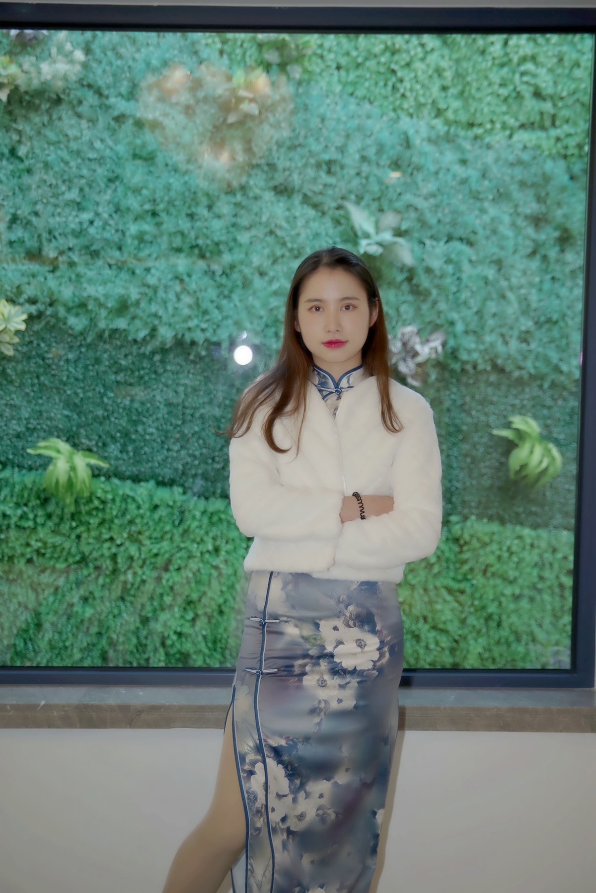 环境人像外拍---样板房的漂亮女孩！