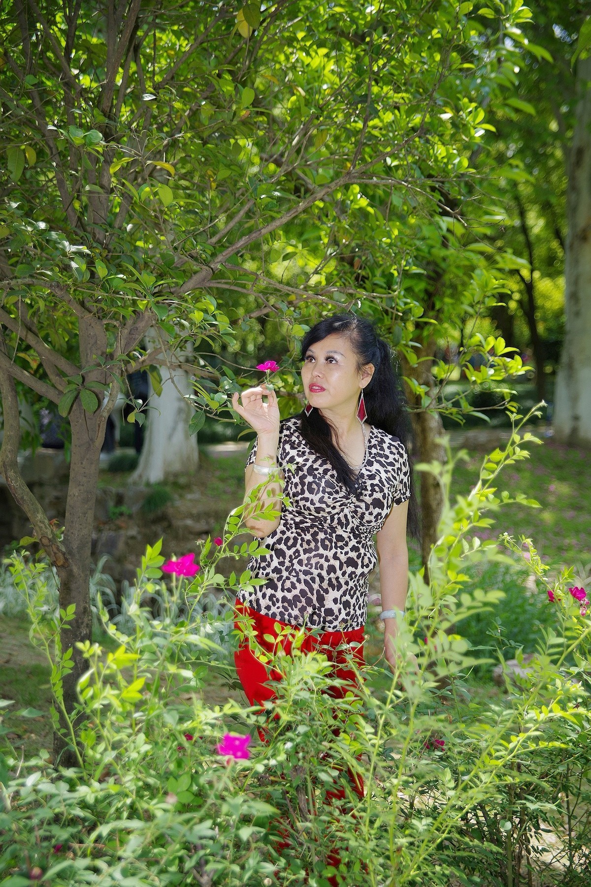 环境人像外拍---绿叶中的”伤心玫瑰“美女！。。。。。。