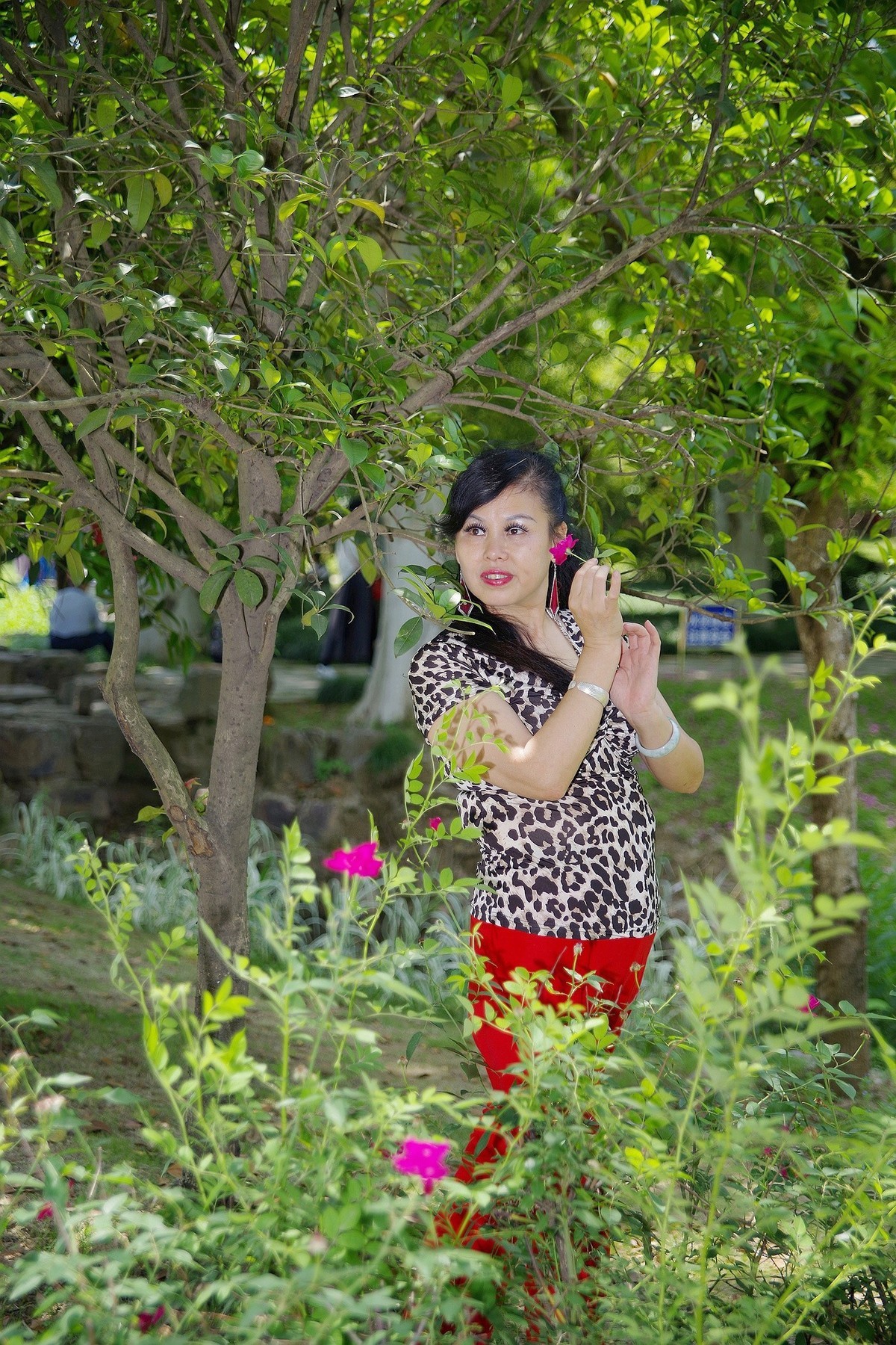 环境人像外拍---绿叶中的”伤心玫瑰“美女！。。。。。。