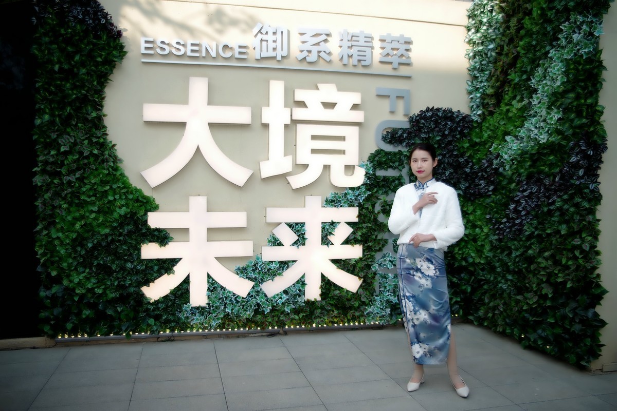 环境人像外拍---样板房的漂亮女孩！