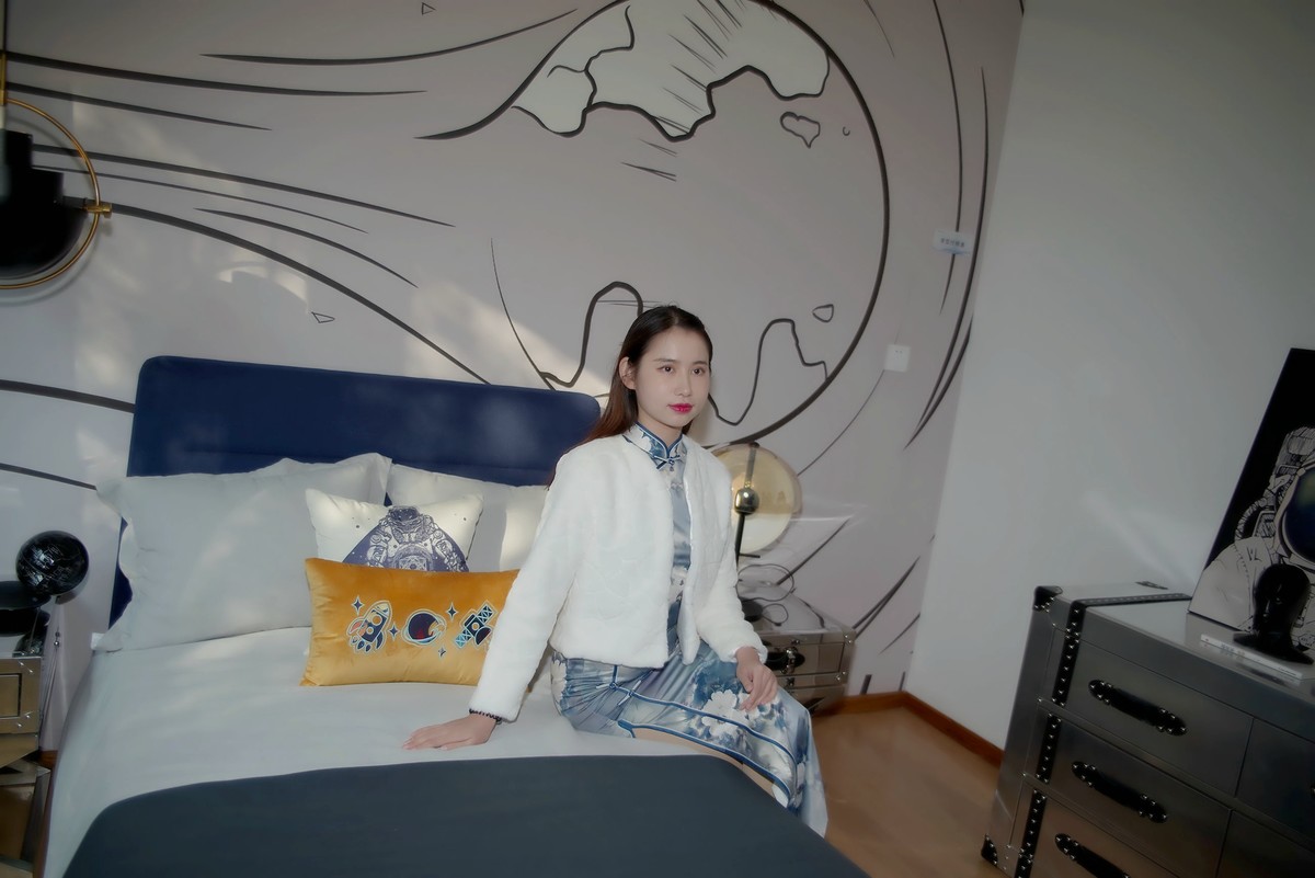 环境人像外拍---样板房的漂亮女孩！