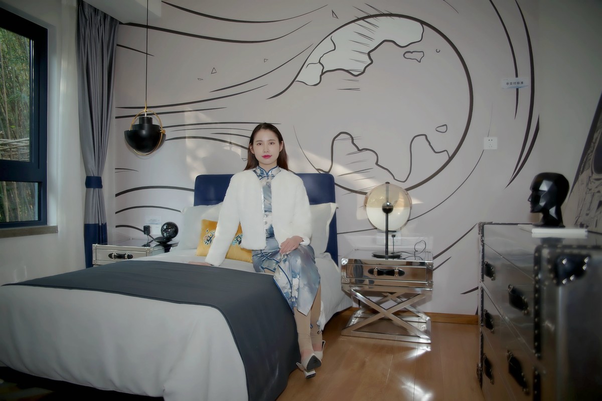 环境人像外拍---样板房的漂亮女孩！