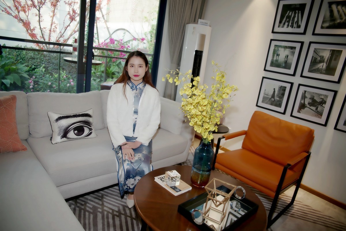 环境人像外拍---样板房的漂亮女孩！