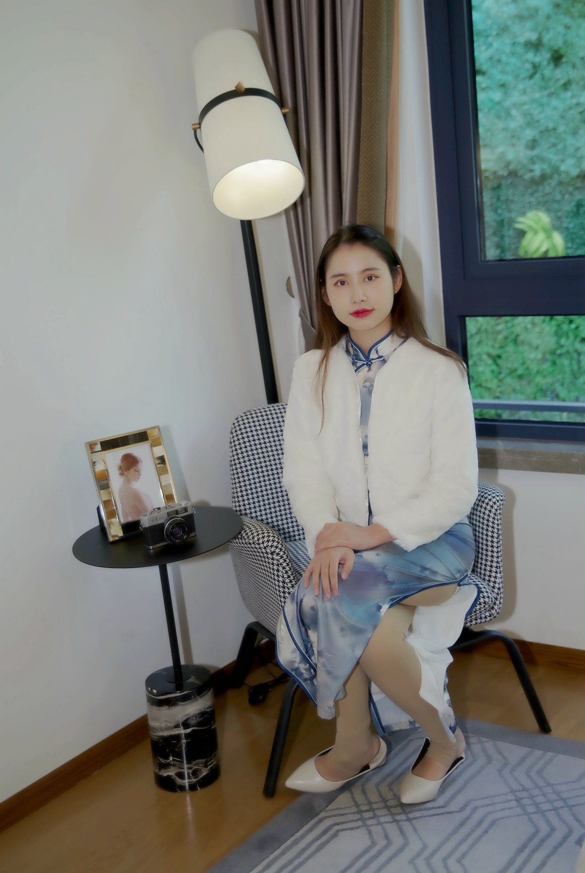 环境人像外拍---样板房的漂亮女孩！