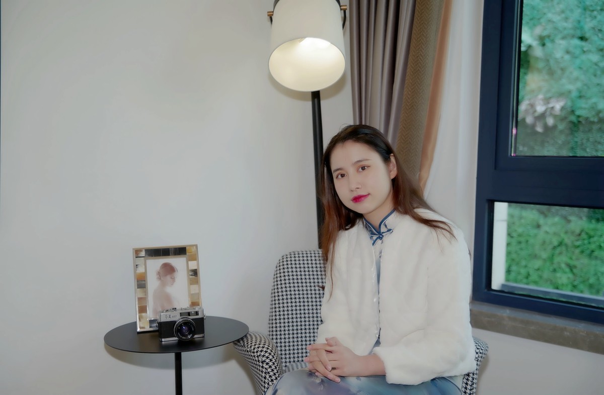 环境人像外拍---样板房的漂亮女孩！