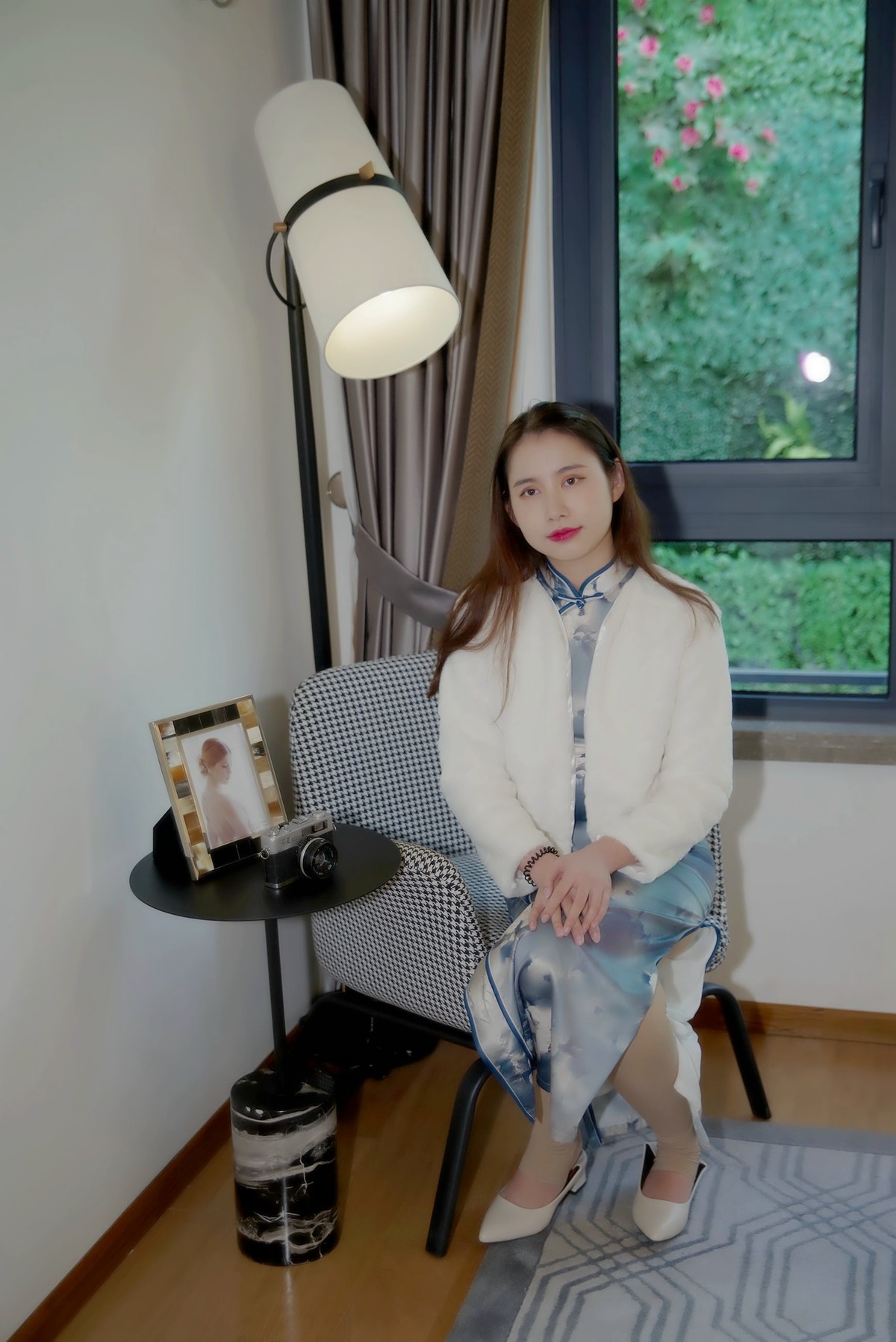 环境人像外拍---样板房的漂亮女孩！