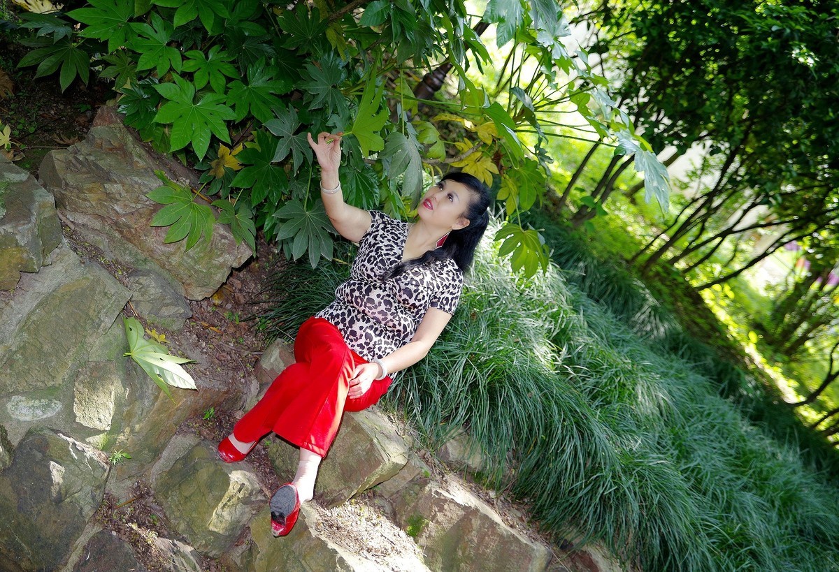 环境人像外拍---绿叶中的”伤心玫瑰“美女！。。。。。。