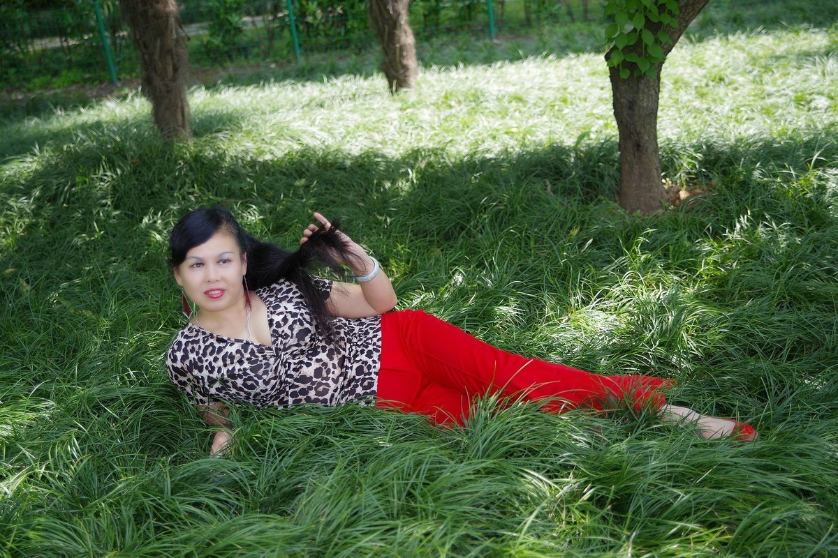 环境人像外拍---绿叶中的”伤心玫瑰“美女！。。。。。。