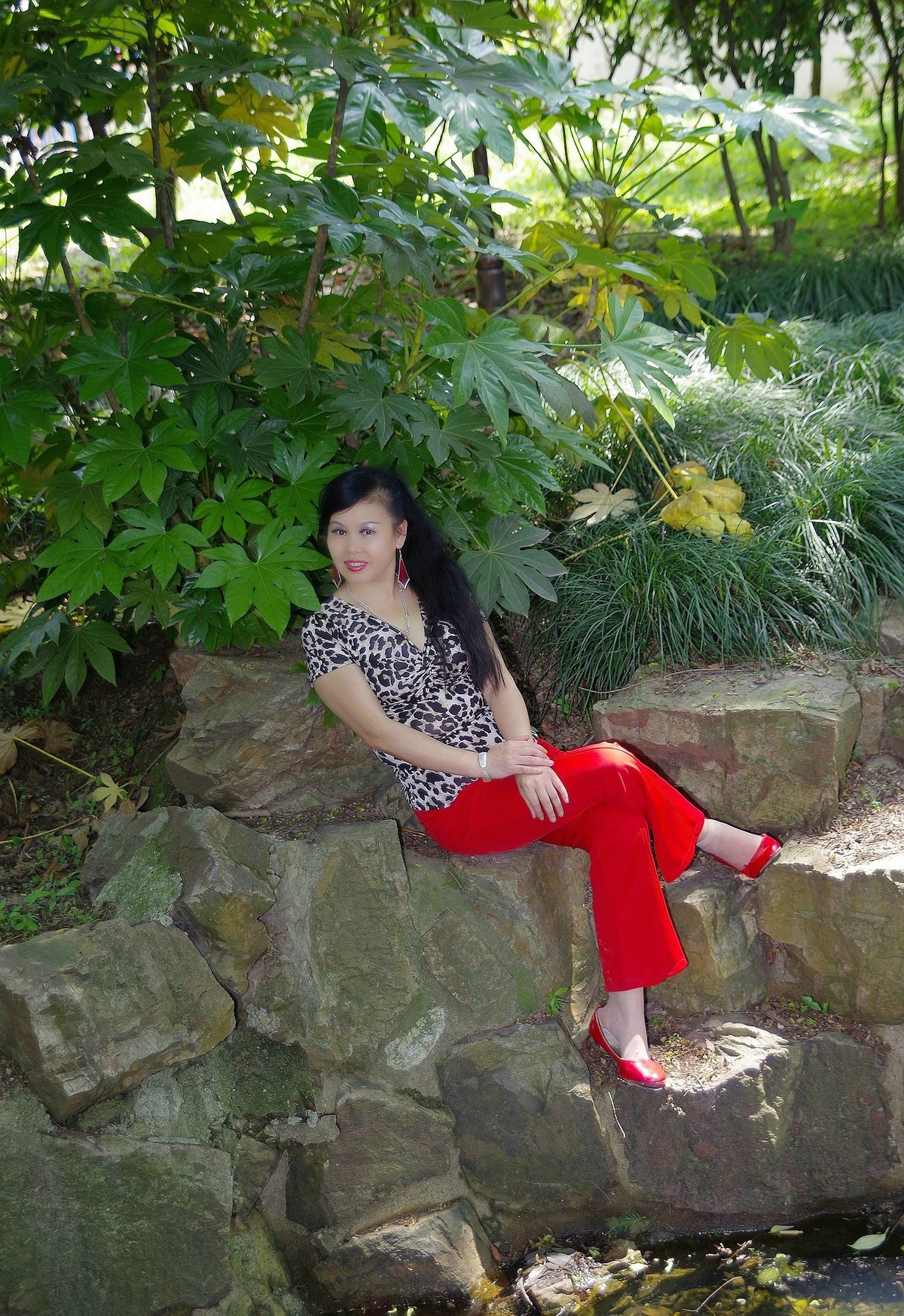 环境人像外拍---绿叶中的”伤心玫瑰“美女！。。。。。。