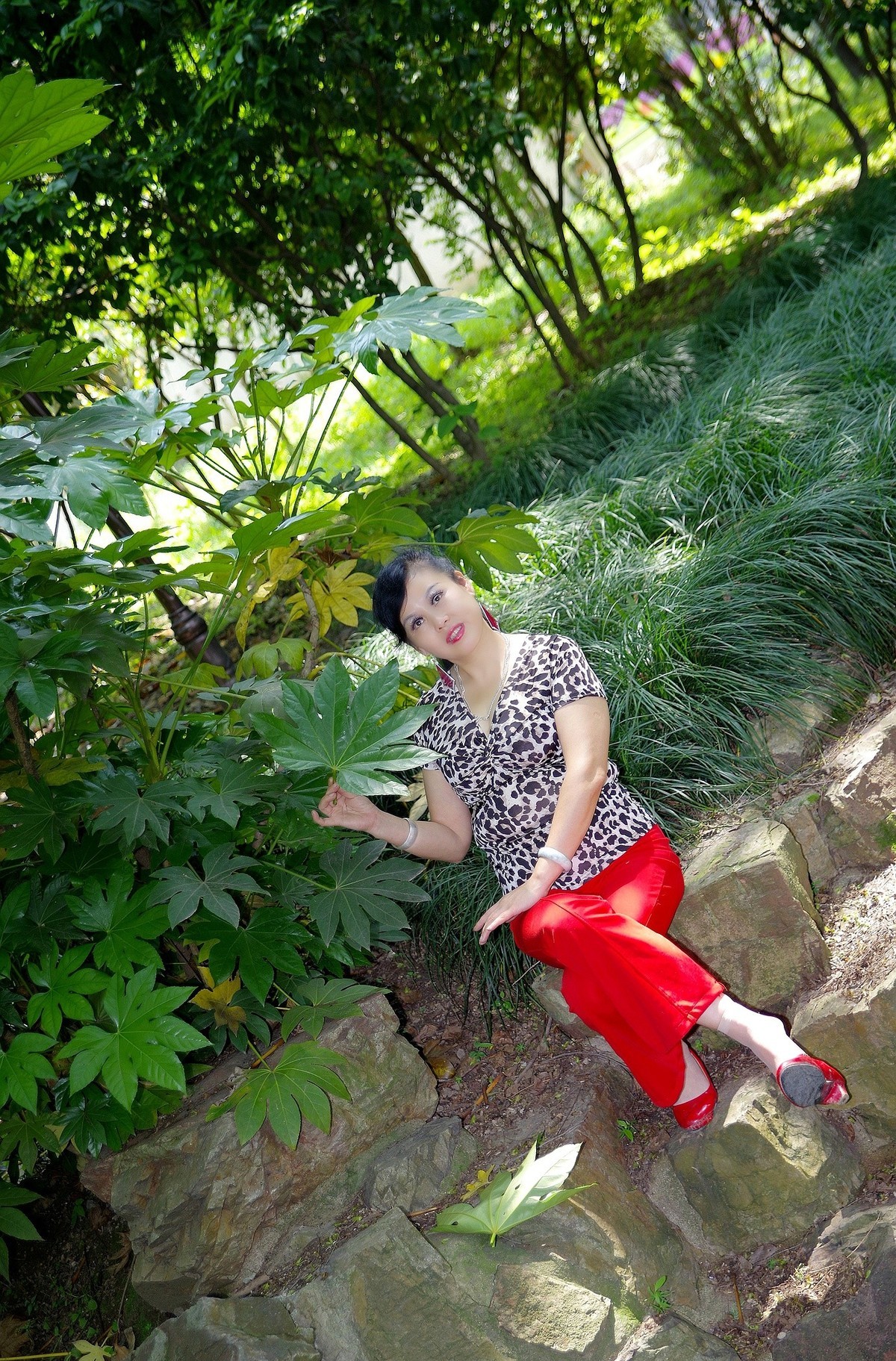 环境人像外拍---绿叶中的”伤心玫瑰“美女！。。。。。。