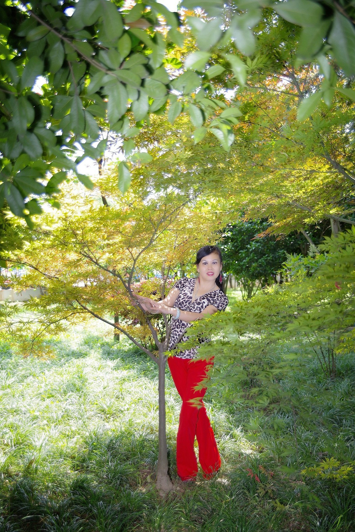 环境人像外拍---绿叶中的”伤心玫瑰“美女！。。。。。。