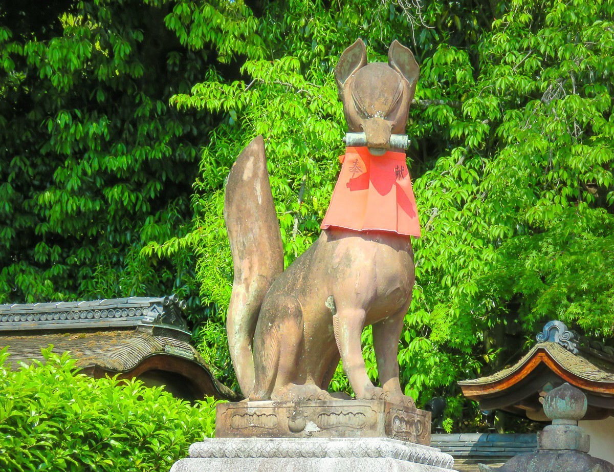 稻荷神社狐狸雕像图片