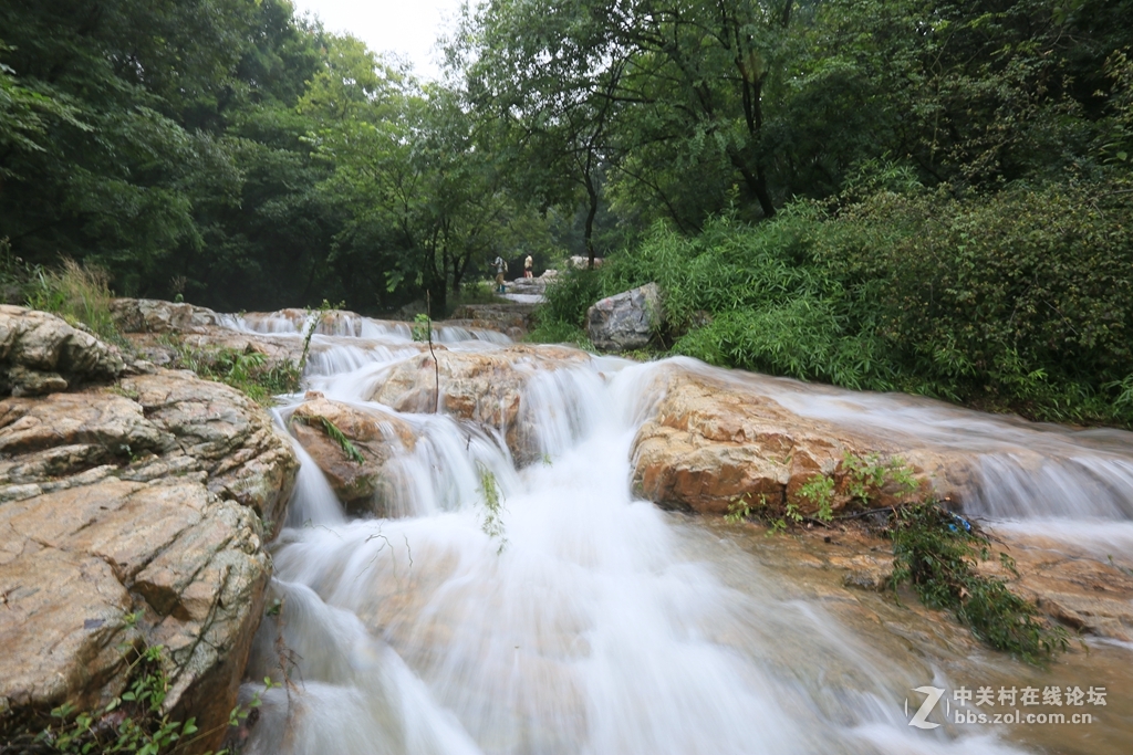 桃源涧暴布位于常熟市虞山北麓天大雨积水成暴布水流湍急蔚为壮观