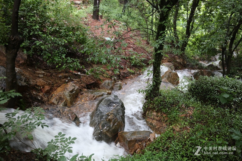 桃源涧暴布位于常熟市虞山北麓天大雨积水成暴布水流湍急蔚为壮观