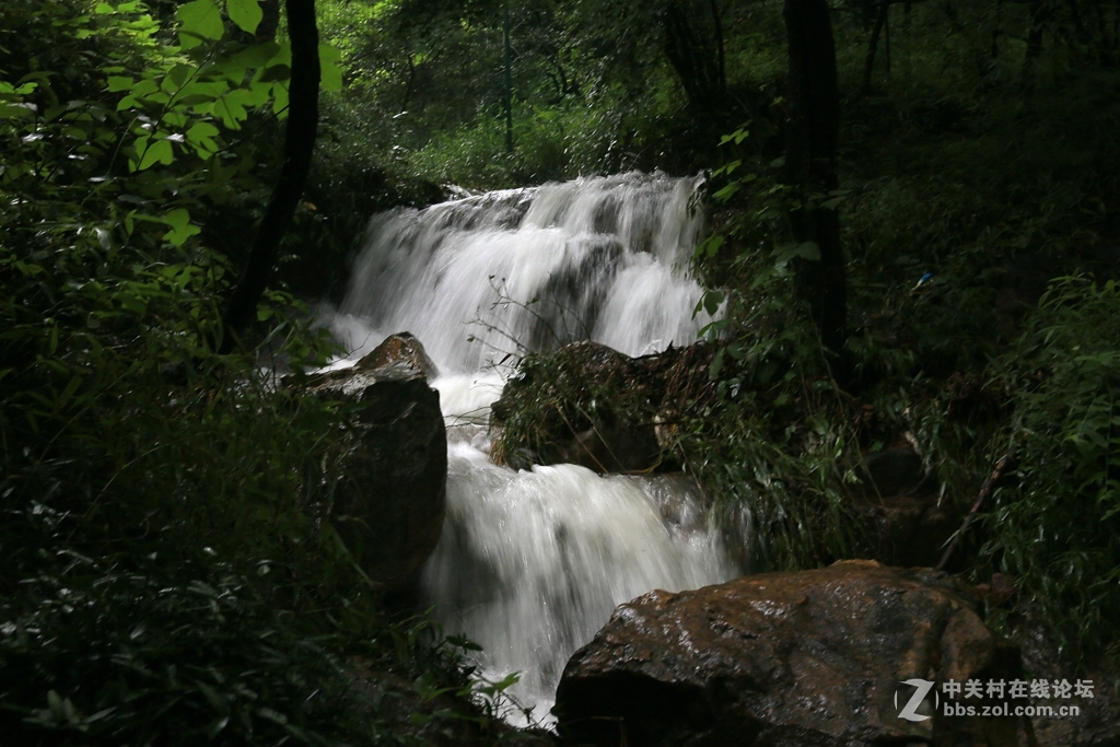 桃源涧暴布位于常熟市虞山北麓天大雨积水成暴布水流湍急蔚为壮观