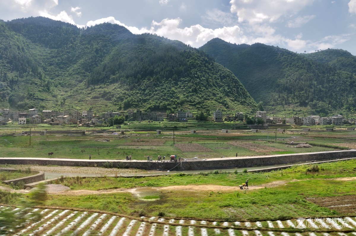 火车上拍摄---贵州山区