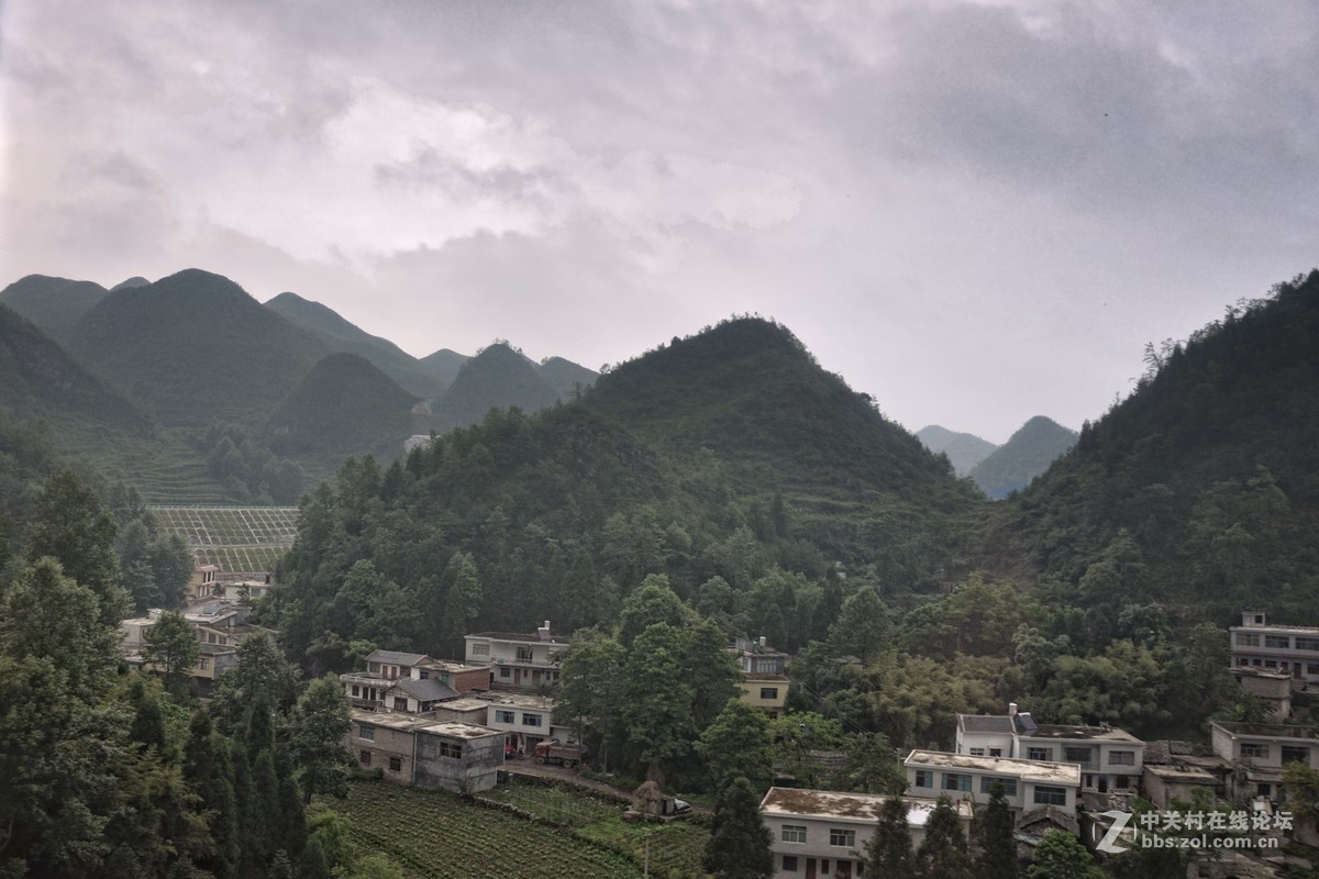 火车上拍摄---贵州山区