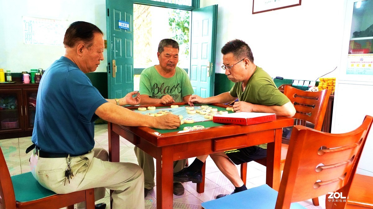 象棋比赛，(参赛年令65岁一90岁〉重在参与，不评名次