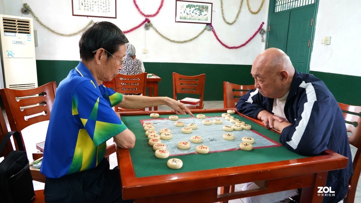 象棋比赛，(参赛年令65岁一90岁〉重在参与，不评名次