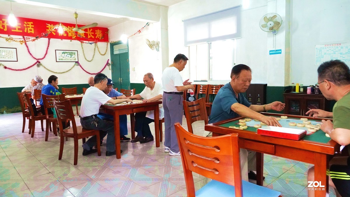 象棋比赛，(参赛年令65岁一90岁〉重在参与，不评名次