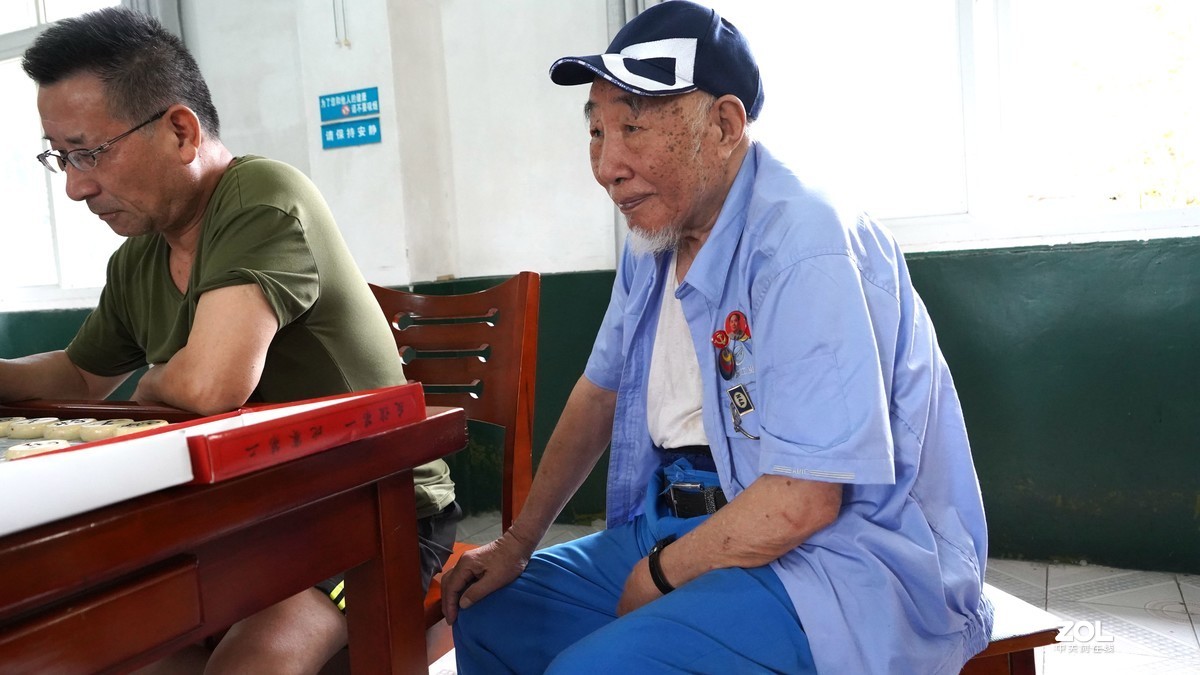 象棋比赛，(参赛年令65岁一90岁〉重在参与，不评名次