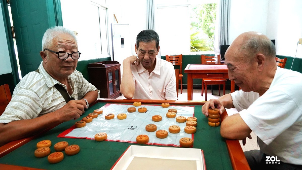 象棋比赛，(参赛年令65岁一90岁〉重在参与，不评名次