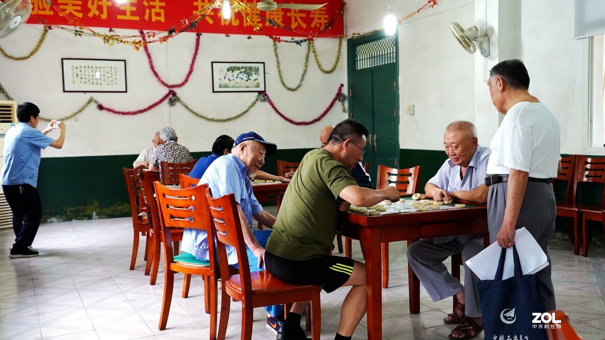 象棋比赛，(参赛年令65岁一90岁〉重在参与，不评名次