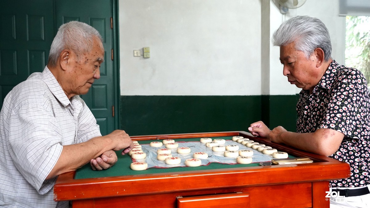 象棋比赛，(参赛年令65岁一90岁〉重在参与，不评名次