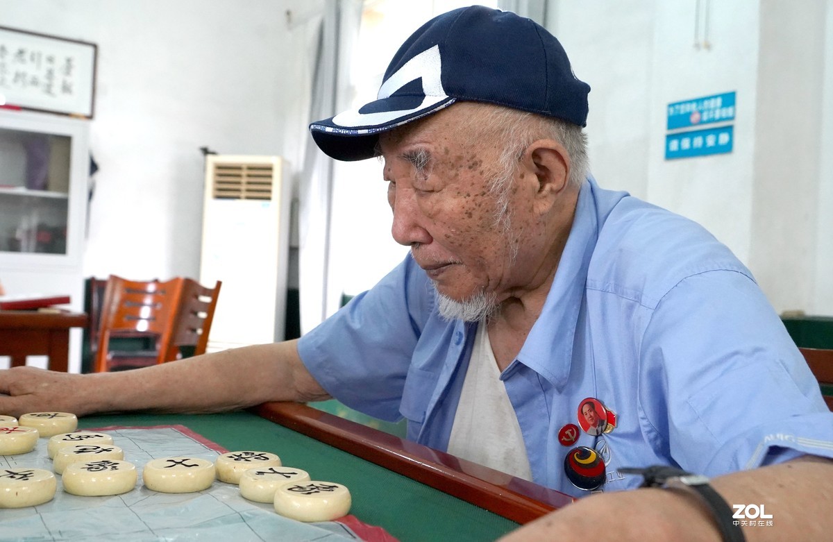 象棋比赛，(参赛年令65岁一90岁〉重在参与，不评名次