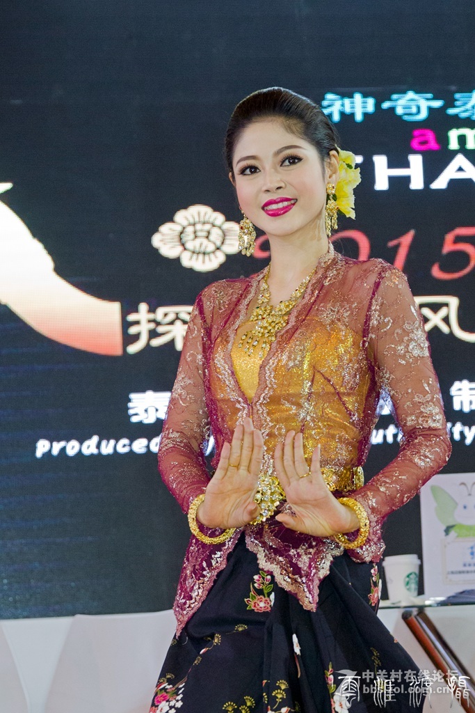 旅游博览会上抓拍跳泰国舞的美女