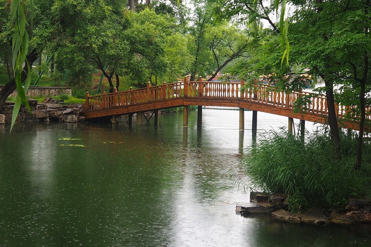 蒙蒙细雨中的避暑山庄