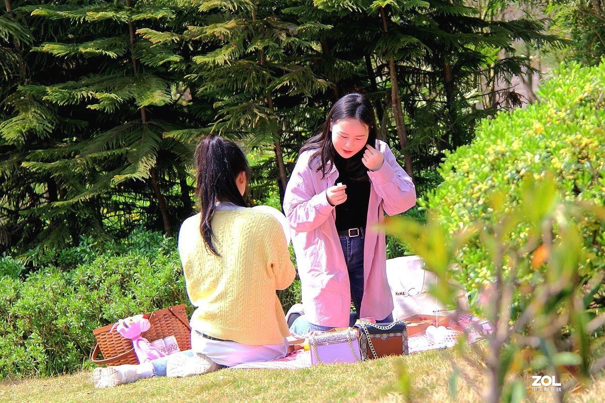 抓拍——沐浴春日暖阳的人们