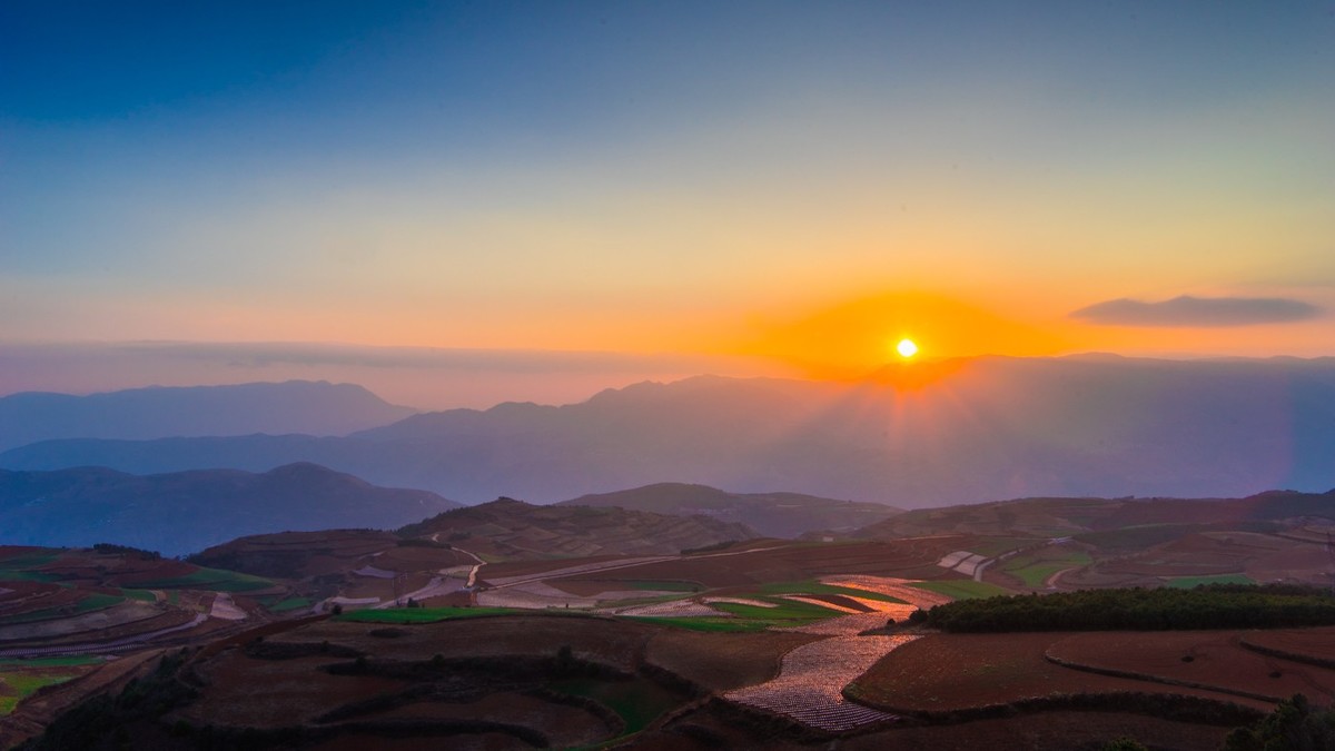 彩云之南之红土地东川锦绣园的日出时分