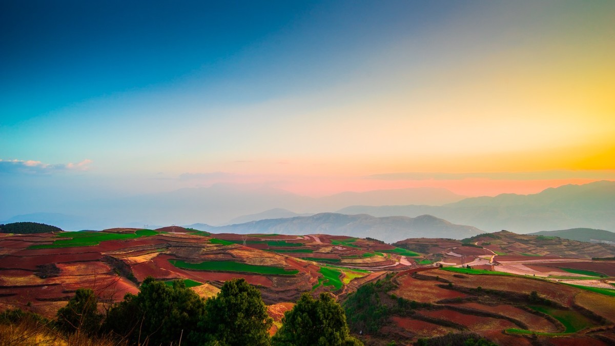 彩云之南之红土地东川锦绣园的日出时分