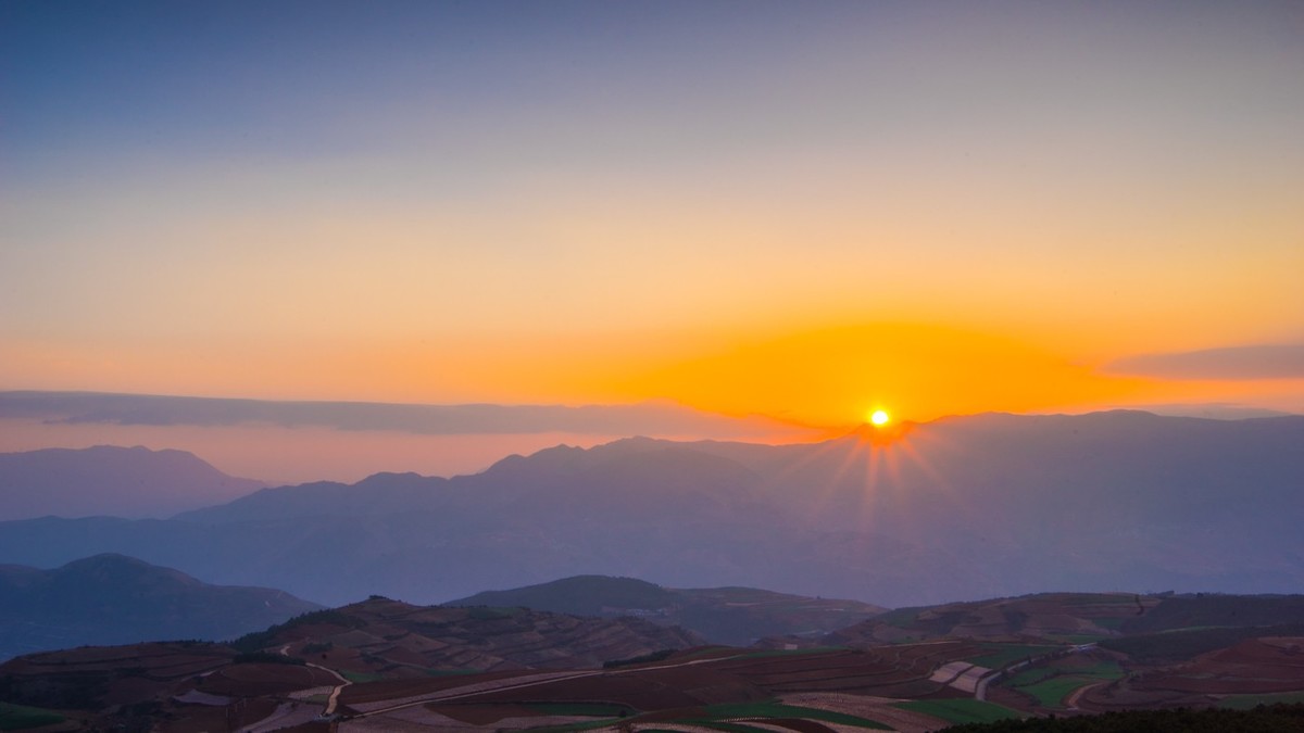 彩云之南之红土地东川锦绣园的日出时分