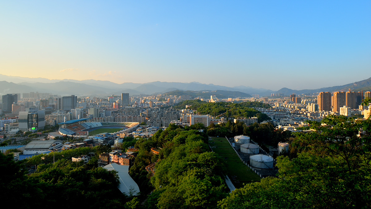 清明望山城。