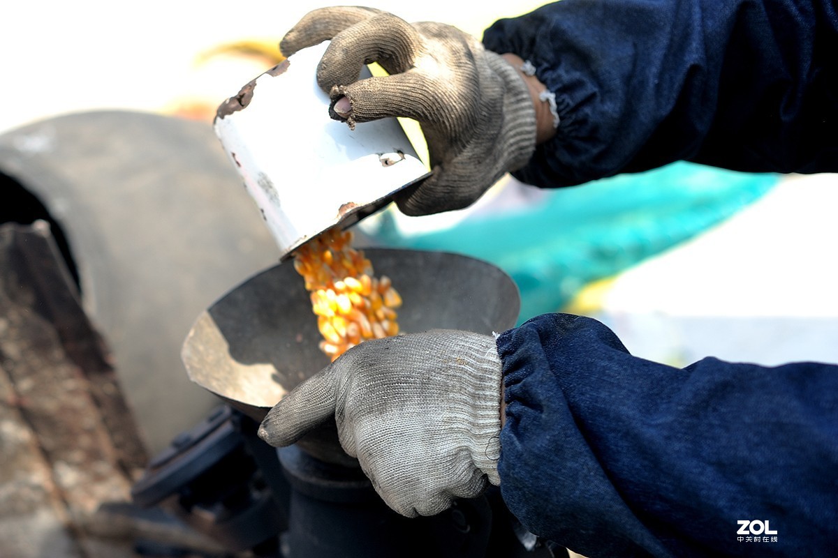 炸爆米花的老头