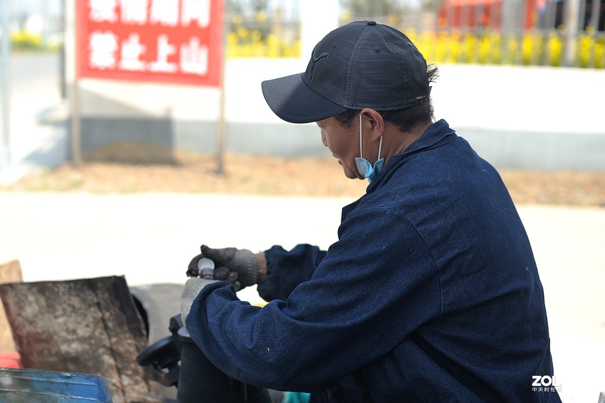 炸爆米花的老头