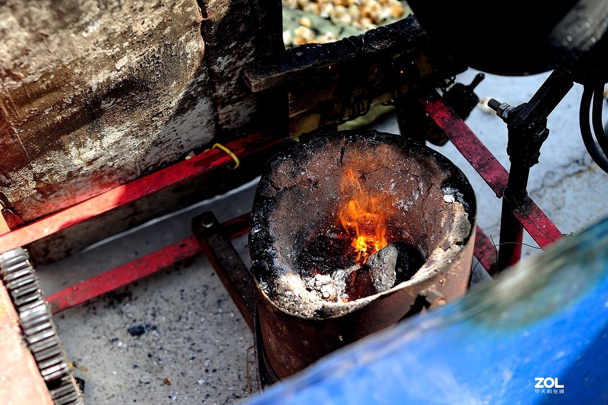 炸爆米花的老头
