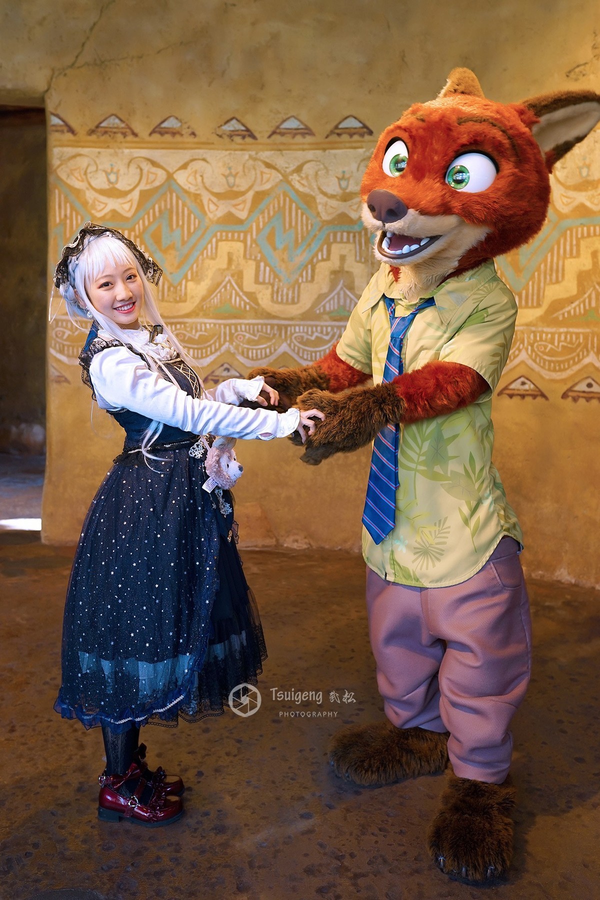 和尼克·王尔德合影