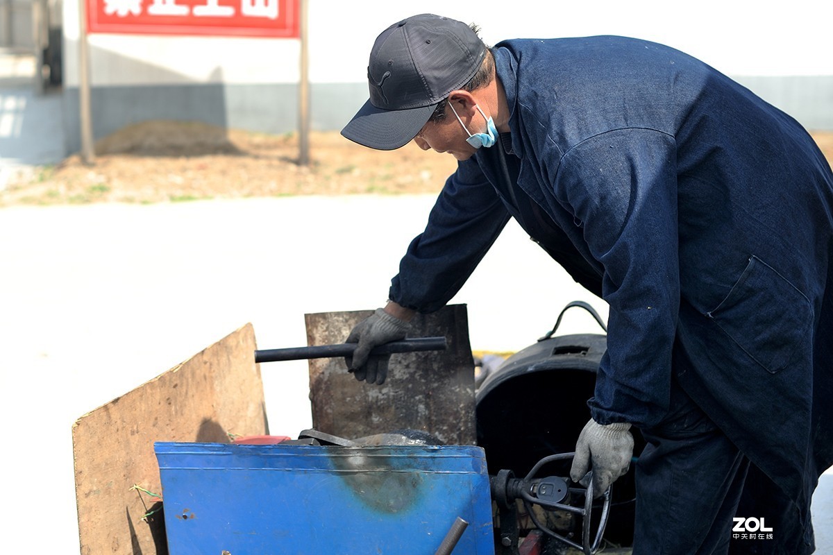 炸爆米花的老头
