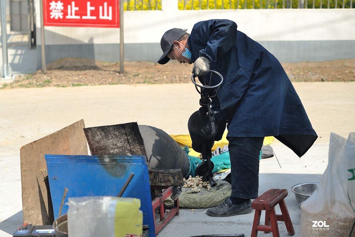 炸爆米花的老头