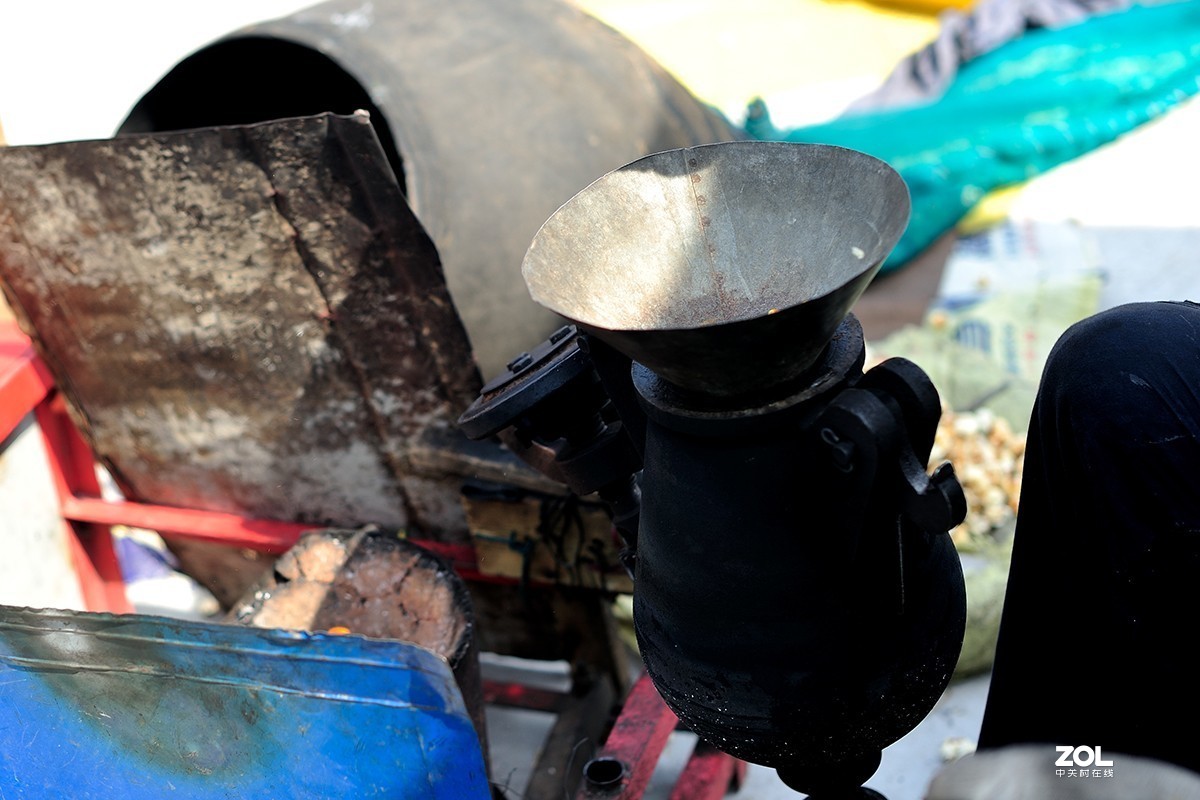 炸爆米花的老头