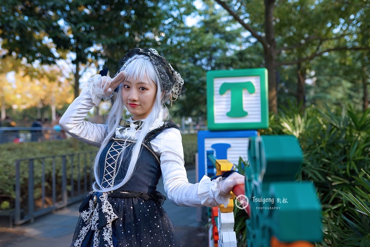 和尼克·王尔德合影